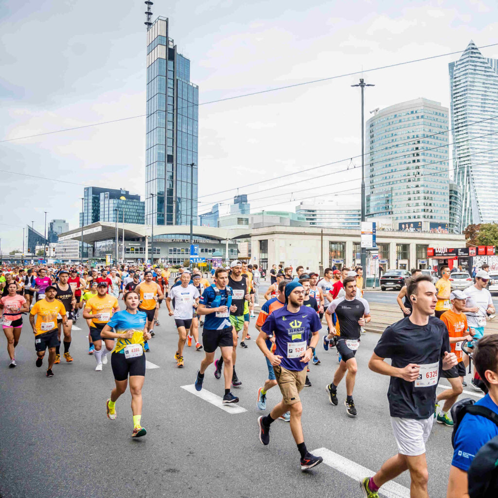 Ludzie biegnący w maratonie