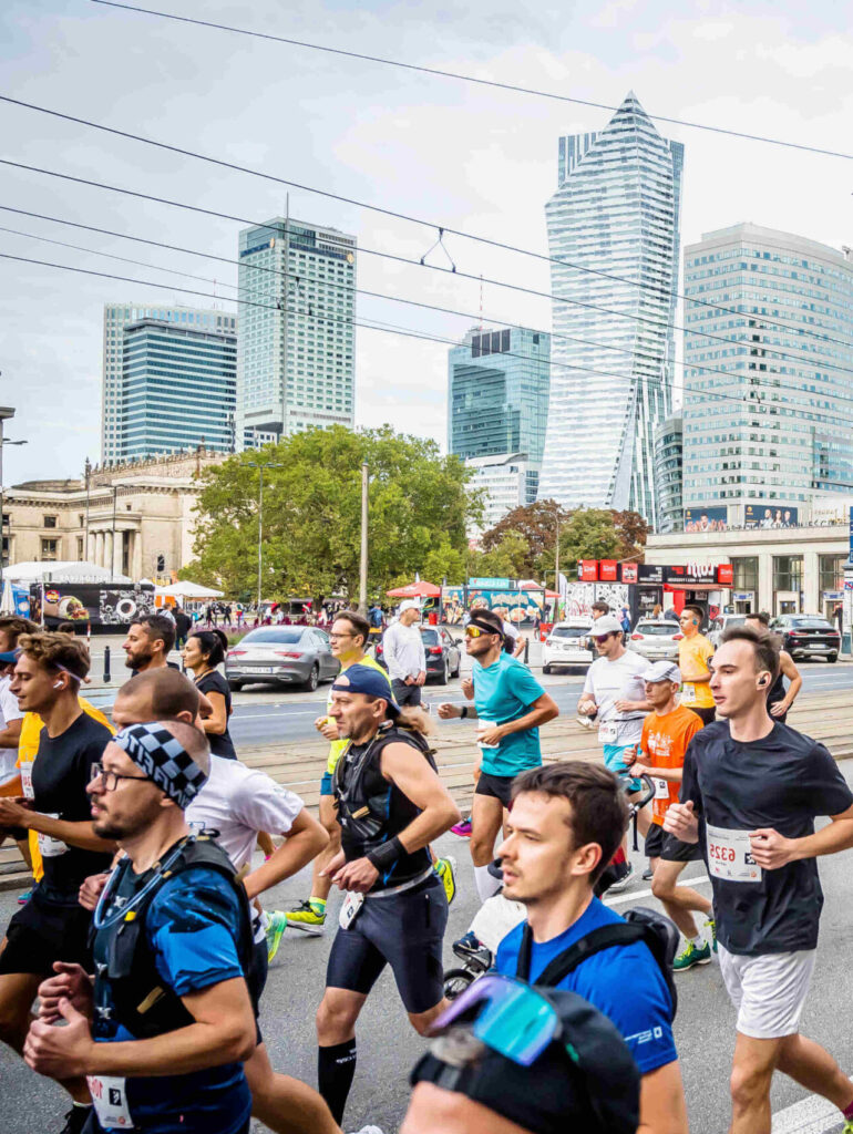 Ludzie biegnący w maratonie