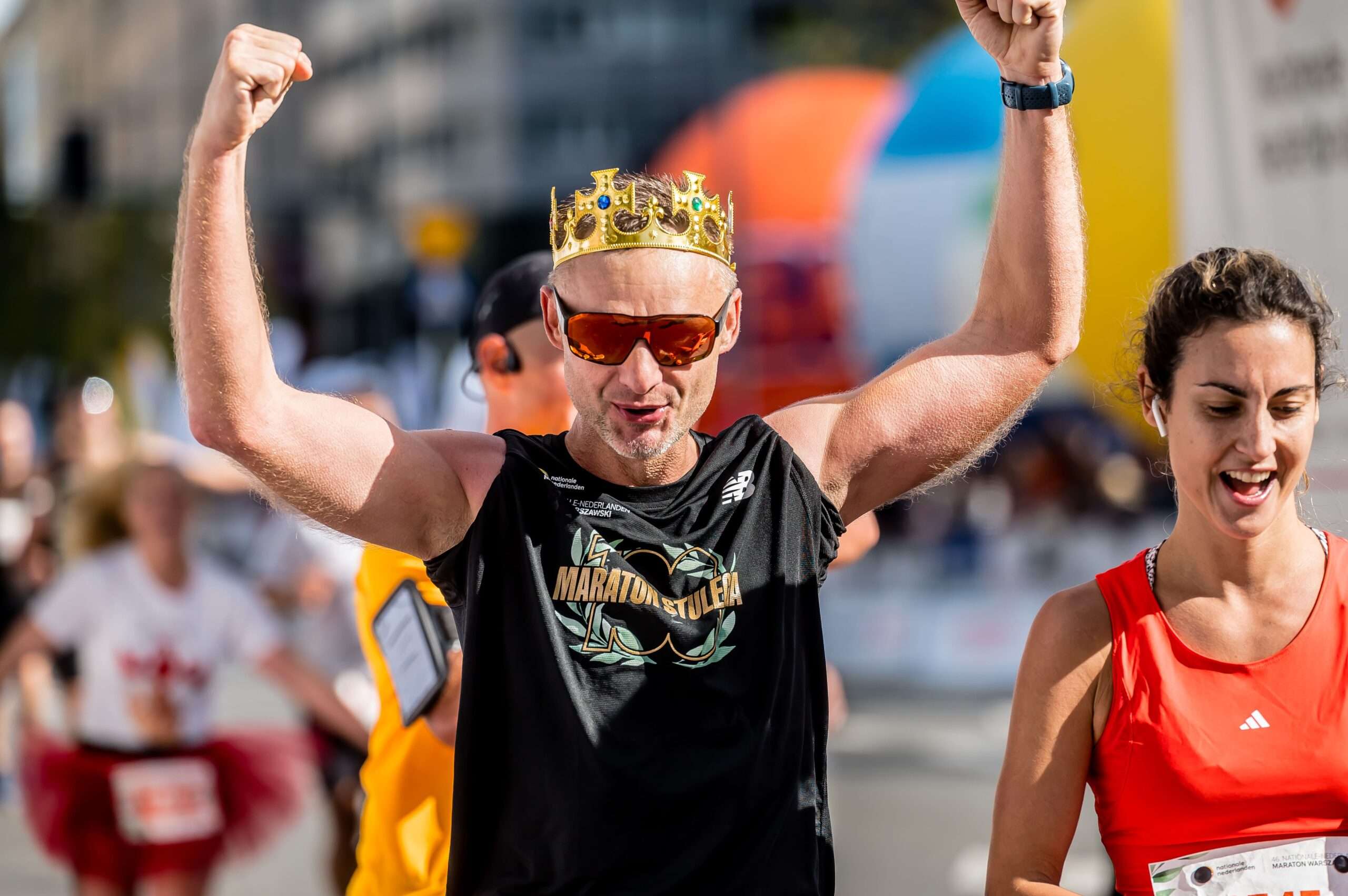 biegacz celebrujący dobiegnięcie na metę